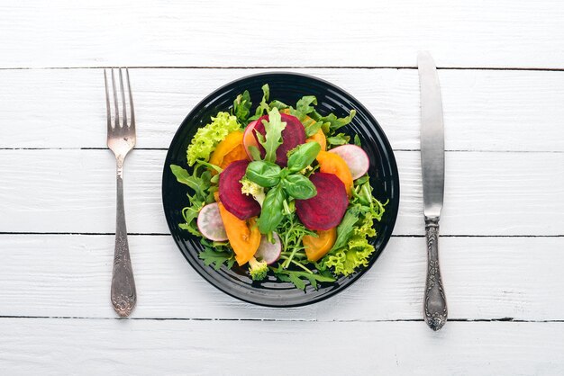 Talerz z kolorowym posiłkiem